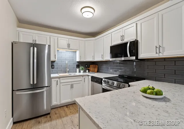 Listing Photo 2 - Condo for sale in building located at 3414 NE Devonwood Hls, Grand Rapids, MI 49525 - Unit #A