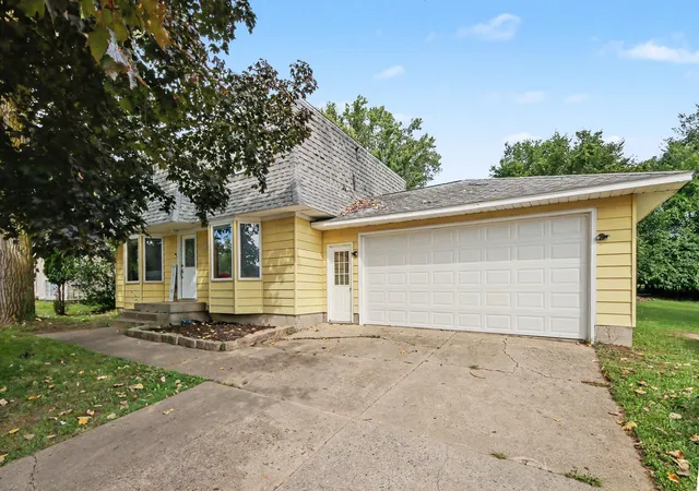 Photo 2 of Single family home for sale at 1975 32nd Street Se, Grand Rapids, MI 49508 | MLS# 65026048032 | Listing updated on 2026-09-14