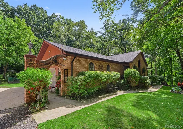 Photo 4 of Single family home for sale at 1600 Moffat, Leonard, MI 48367 | MLS# 20261072927 | Listing updated on 2026-10-11