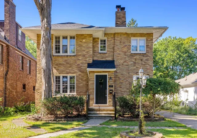 Photo 1 of Single family home for sale at 627 Washington Rd, Grosse Pointe, MI 48230 | MLS# 58050221339 | Listing updated on 2026-10-16