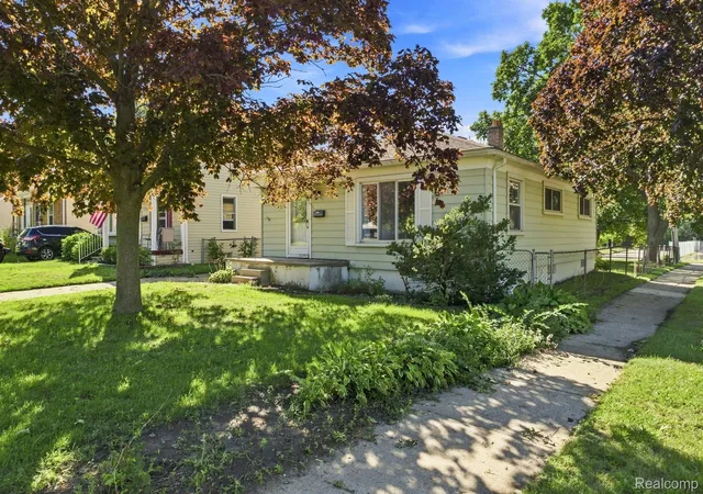 Photo 2 of Single family home for sale at 531 Highland Ave, Clawson, MI 48017 | MLS# 20261072937 | Listing updated on 2026-09-27
