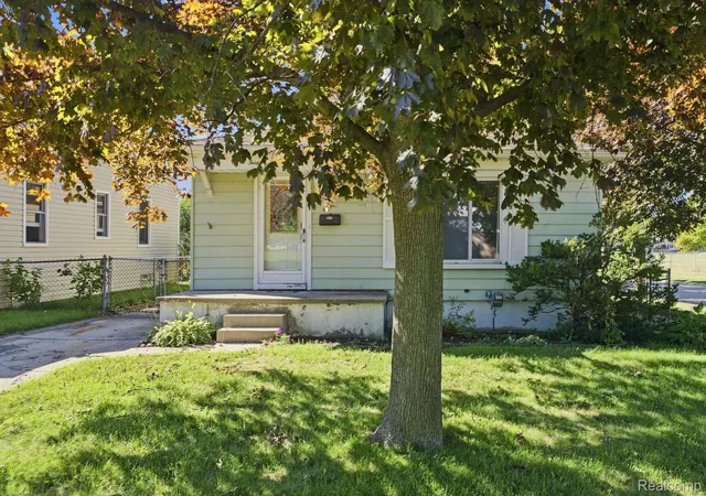 Photo 3 of Single family home for sale at 531 Highland Ave, Clawson, MI 48017 | MLS# 20261072937 | Listing updated on 2026-09-27