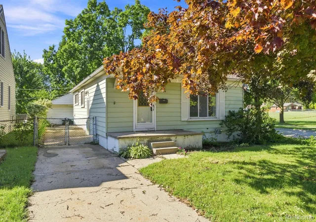 Photo 3 of Single family home for sale at 531 Highland Ave, Clawson, MI 48017 | MLS# 20261072937 | Listing updated on 2026-09-27