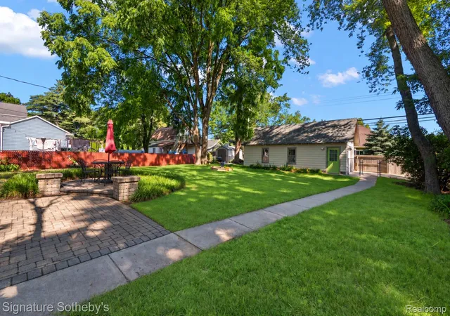 Photo 3 of Single family home for sale at 233 E Farnum Ave, Royal Oak, MI 48067 | MLS# 20261072946 | Listing updated on 2026-09-11