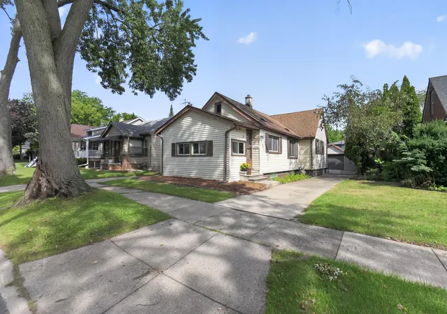 Photo 1 of Single family home for sale at 2022 Hampton Rd, Grosse Pointe Woods, MI 48236 | MLS# 81026048069 | Listing updated on 2026-09-11