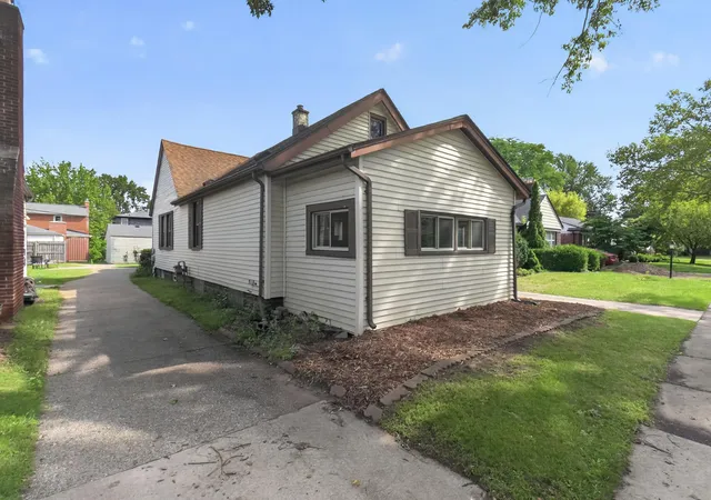 Photo 2 of Single family home for sale at 2022 Hampton Rd, Grosse Pointe Woods, MI 48236 | MLS# 81026048069 | Listing updated on 2026-09-11