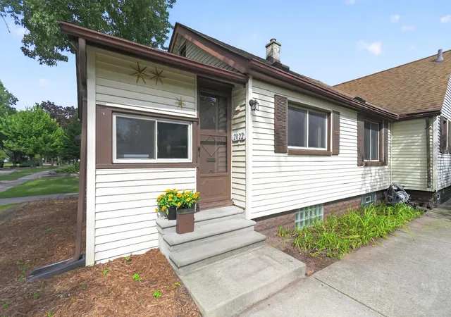 Photo 3 of Single family home for sale at 2022 Hampton Rd, Grosse Pointe Woods, MI 48236 | MLS# 81026048069 | Listing updated on 2026-09-11