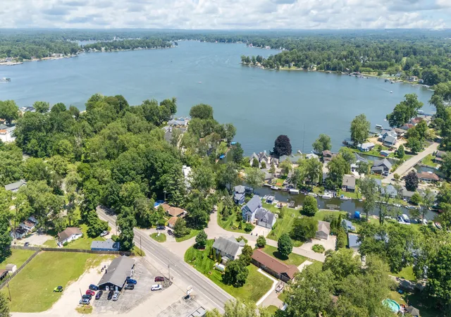 Photo 3 of Single family home for sale at 5036 Shoreview Dr, Coloma, MI 49038 | MLS# 69026048077 | Listing updated on 2026-09-10
