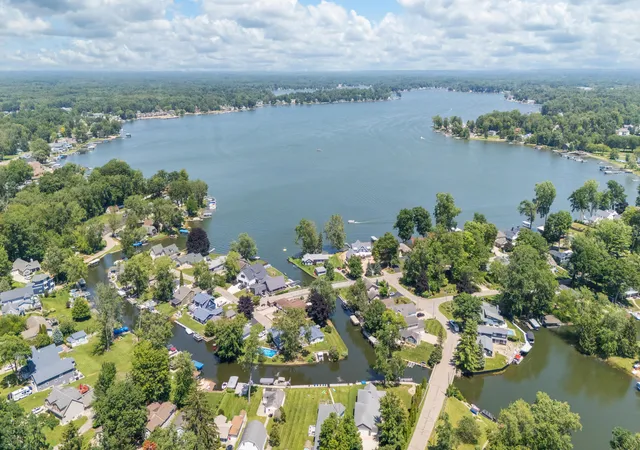 Photo 3 of Single family home for sale at 5036 Shoreview Dr, Coloma, MI 49038 | MLS# 69026048077 | Listing updated on 2026-09-10