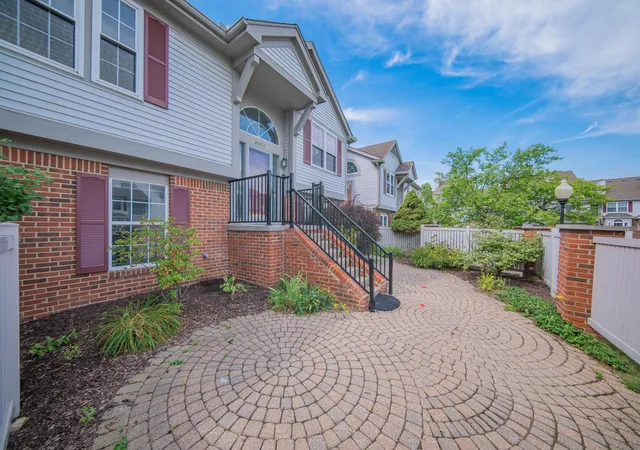 Listing Photo 4 - Condo for sale in building located at 49800 Pointe Xing, Plymouth, MI 48170