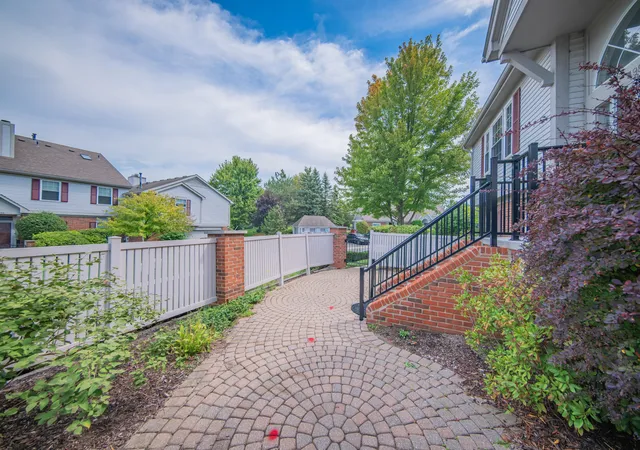 Listing Photo 5 - Condo for sale in building located at 49800 Pointe Xing, Plymouth, MI 48170