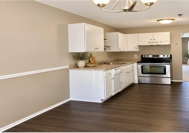 Listing Photo 4 - Condo for sale in building located at 164 Park Grn Dr, Lake Orion, MI 48362