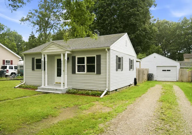 Photo 2 of Single family home for sale at 606 Lake Blvd, Paw Paw, MI 49079 | MLS# 66026048093 | Listing updated on 2026-10-08