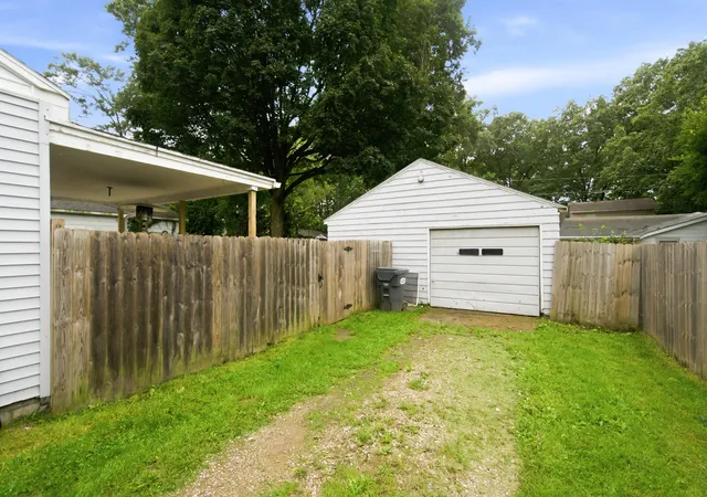 Photo 3 of Single family home for sale at 606 Lake Blvd, Paw Paw, MI 49079 | MLS# 66026048093 | Listing updated on 2026-10-08
