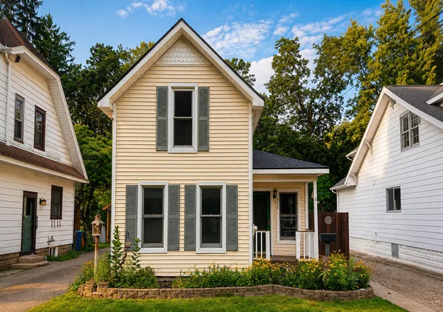 Photo 2 of Single family home for sale at 1926 Oakland Dr, Kalamazoo, MI 49008 | MLS# 66026048107 | Listing updated on 2026-09-14