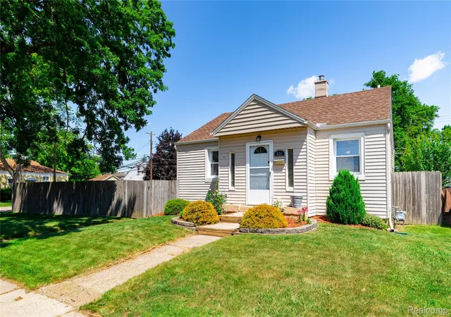 Photo 4 of Single family home for sale at 826 Goddard St, Wyandotte, MI 48192 | MLS# 20261072971 | Listing updated on 2026-09-11