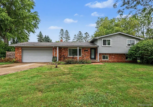 Photo 1 of Sale Pending at 13451 N Fenton Rd, Fenton, MI 48430 | MLS# 20261072973 | Listing updated on 2026-10-07