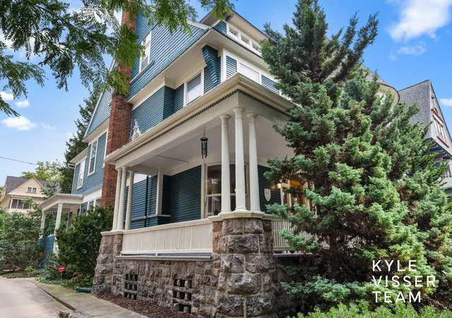 Photo 3 of Single family home for sale at 228 Madison Ave Se, Grand Rapids, MI 49503 | MLS# 65026048125 | Listing updated on 2026-09-21