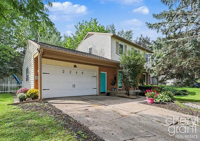 Photo 4 of Single family home for sale at 2246 Boston St SE, Grand Rapids, MI 49506 | MLS# 65026048136 | Listing updated on 2026-09-14