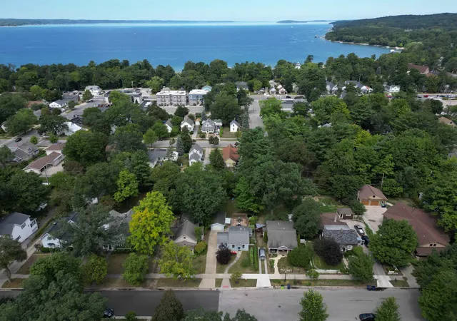 Photo 3 of Single family home for sale at 1001 Washington St, Traverse City, MI 49686 | MLS# 78080073390 | Listing updated on 2026-09-13