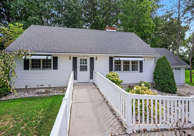 Photo 3 of Single family home for sale at 926 Clubview Dr, Fremont, MI 49412 | MLS# 67026048146 | Listing updated on 2026-09-18