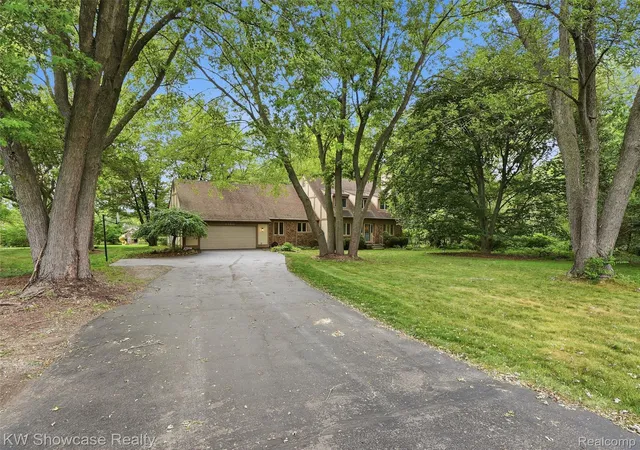 Photo 2 of Single family home for sale at 3360 Pleasant Valley Rd, Brighton, MI 48114 | MLS# 20261072999 | Listing updated on 2026-09-11