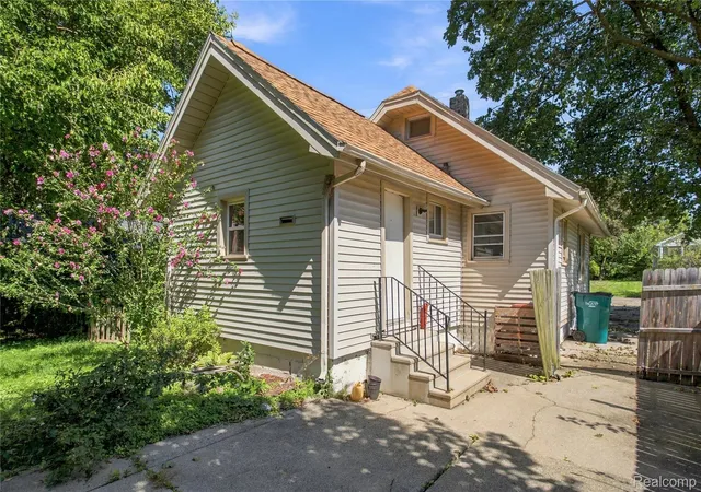 Photo 3 of Single family home for sale at 1811 Vermont Ave, Lansing, MI 48906 | MLS# 20261073000 | Listing updated on 2026-10-10