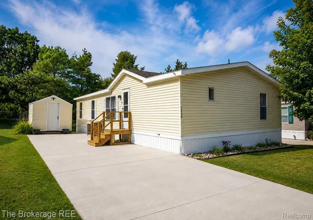 Photo 2 of Single family home for sale at 9449 W Bart, Davisburg, MI 48350 | MLS# 20261073015 | Listing updated on 2026-09-14