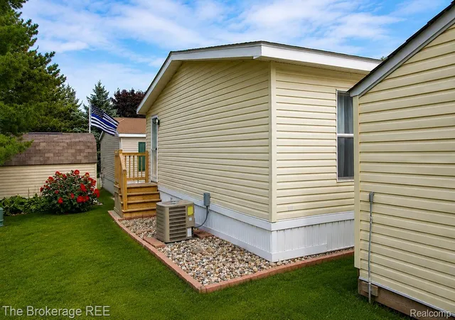 Photo 3 of Single family home for sale at 9449 W Bart, Davisburg, MI 48350 | MLS# 20261073015 | Listing updated on 2026-10-31
