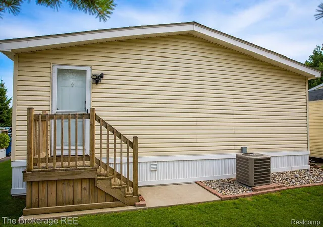 Photo 4 of Single family home for sale at 9449 W Bart, Davisburg, MI 48350 | MLS# 20261073015 | Listing updated on 2026-10-31