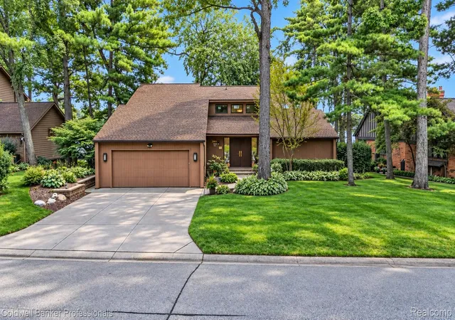 Photo 3 of Single family home for sale at 2602 Browning Dr, Lake Orion, MI 48360 | MLS# 20261073016 | Listing updated on 2026-10-18