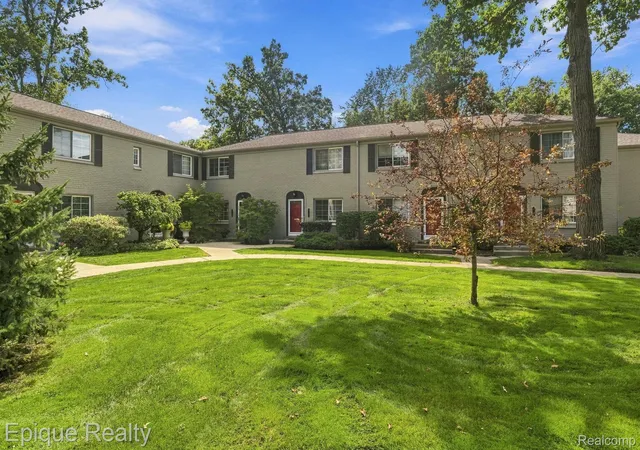 Photo 3 of Condo for sale at 706 Graefield Ct, Birmingham, MI 48009 | MLS# 20261073038 | Listing updated on 2026-10-20