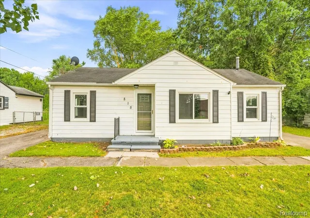 Photo 1 of Sale Pending at 815 N Hix Rd, Westland, MI 48185 | MLS# 20261073042 | Listing updated on 2026-10-04