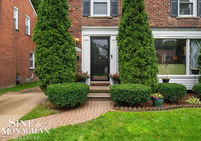 Photo 1 of Sale Pending at 1819 Norwood Rd, Grosse Pointe Woods, MI 48236 | MLS# 58050221390 | Listing updated on 2026-09-21