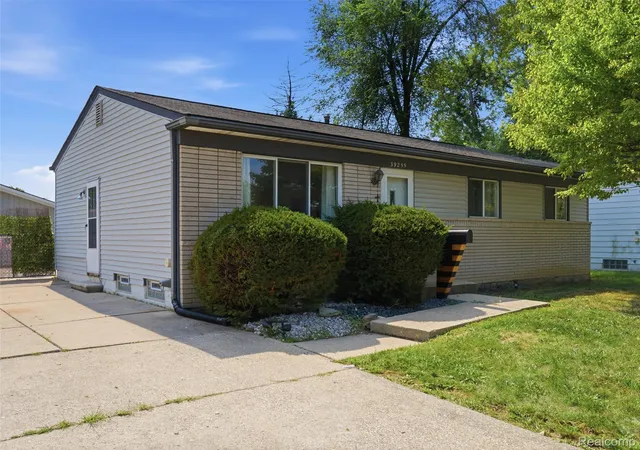 Photo 3 of Single family home for sale at 39255 Avondale St, Westland, MI 48186 | MLS# 20261073057 | Listing updated on 2026-09-12