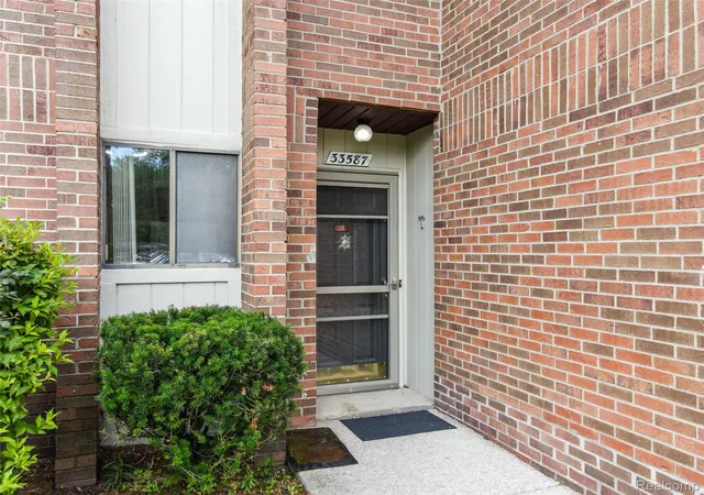 Photo 1 of Condo for sale at 33587 Pondview Cir #114, Livonia, MI 48152 | MLS# 20261073068 | Listing updated on 2026-10-12