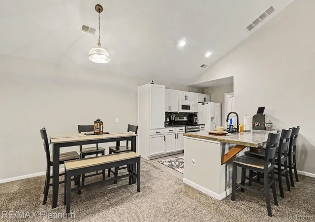 Listing Photo 4 - Condo for sale in building located at 578 Olde English Cir, Howell, MI 48855