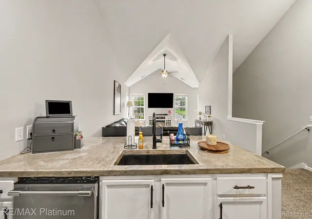 Listing Photo 5 - Condo for sale in building located at 578 Olde English Cir, Howell, MI 48855