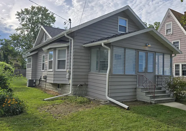 Photo 3 of Single family home for sale at 110 N Higby St, Jackson, MI 49202 | MLS# 55026048203 | Listing updated on 2026-09-11