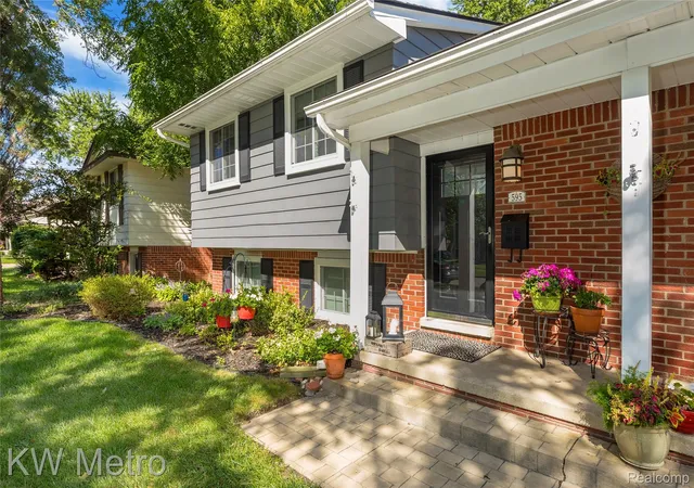 Photo 1 of Sale Pending at 595 Shenandoah Dr, Clawson, MI 48017 | MLS# 20261073095 | Listing updated on 2026-10-17