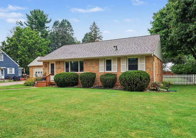 Photo 2 of Single family home for sale at 1512 Kensington Dr, Jackson, MI 49203 | MLS# 81026048219 | Listing updated on 2026-09-15