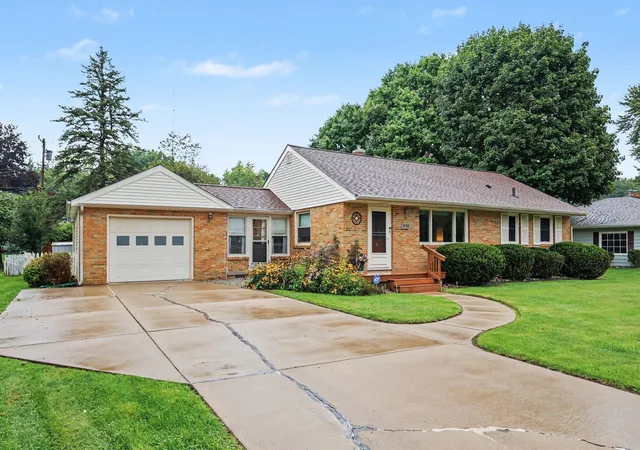 Photo 3 of Single family home for sale at 1512 Kensington Dr, Jackson, MI 49203 | MLS# 81026048219 | Listing updated on 2026-09-15