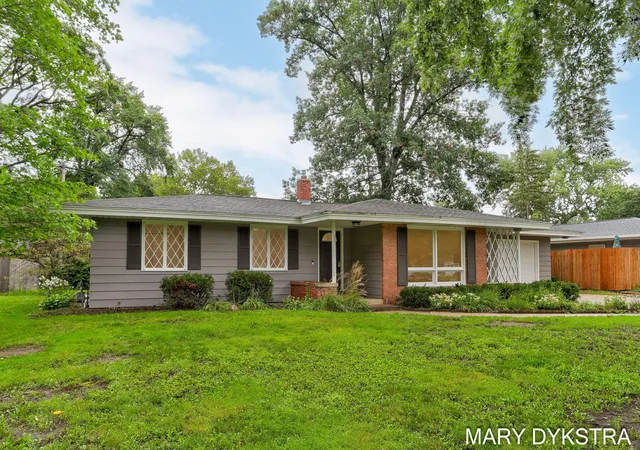 Photo 1 of Single family home for sale at 409 W Lakewood Blvd, Holland, MI 49424 | MLS# 71026048224 | Listing updated on 2026-09-14