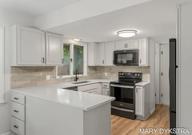 Photo 2 of Single family home for sale at 409 W Lakewood Blvd, Holland, MI 49424 | MLS# 71026048224 | Listing updated on 2026-09-14