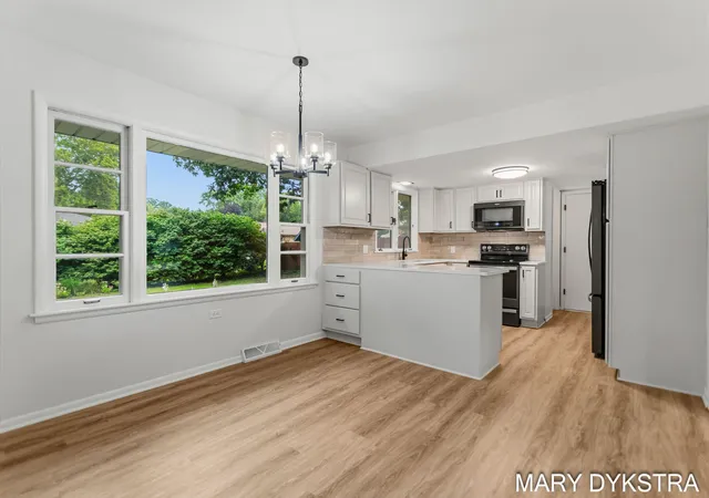 Photo 3 of Single family home for sale at 409 W Lakewood Blvd, Holland, MI 49424 | MLS# 71026048224 | Listing updated on 2026-09-14