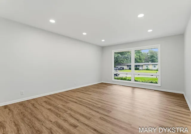 Photo 3 of Single family home for sale at 409 W Lakewood Blvd, Holland, MI 49424 | MLS# 71026048224 | Listing updated on 2026-09-14