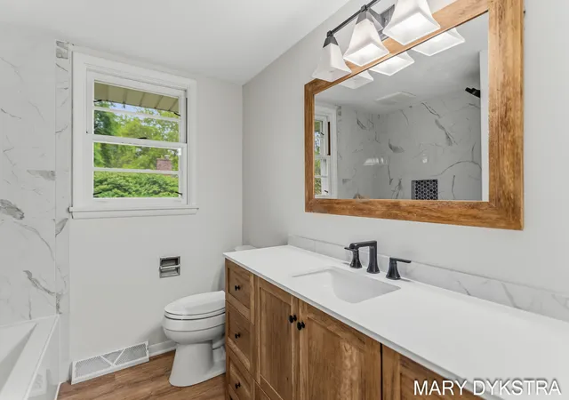 Photo 4 of Single family home for sale at 409 W Lakewood Blvd, Holland, MI 49424 | MLS# 71026048224 | Listing updated on 2026-09-14