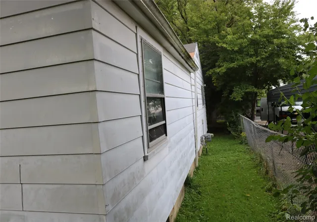Photo 4 of Single family home for sale at 1215 W Genesee Ave, Flint, MI 48505 | MLS# 20261073134 | Listing updated on 2026-09-12