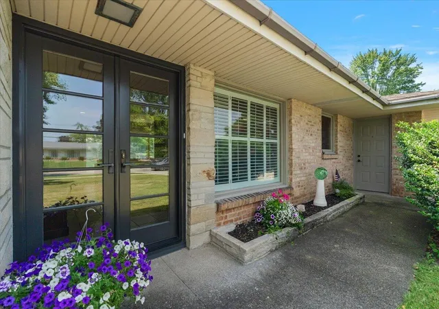 Photo 3 of Single family home for sale at 838 S Shore Dr, Holland, MI 49423 | MLS# 71026048236 | Listing updated on 2026-09-10