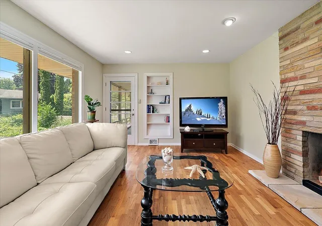 Photo 4 of Single family home for sale at 838 S Shore Dr, Holland, MI 49423 | MLS# 71026048236 | Listing updated on 2026-09-10